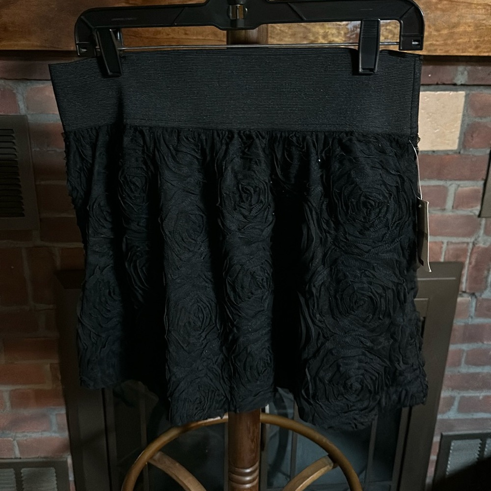 Ladies mini black floral skirt with tags.